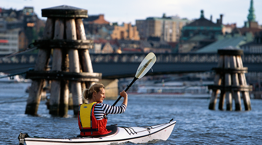 Kajakpaddling i stadsvatten.