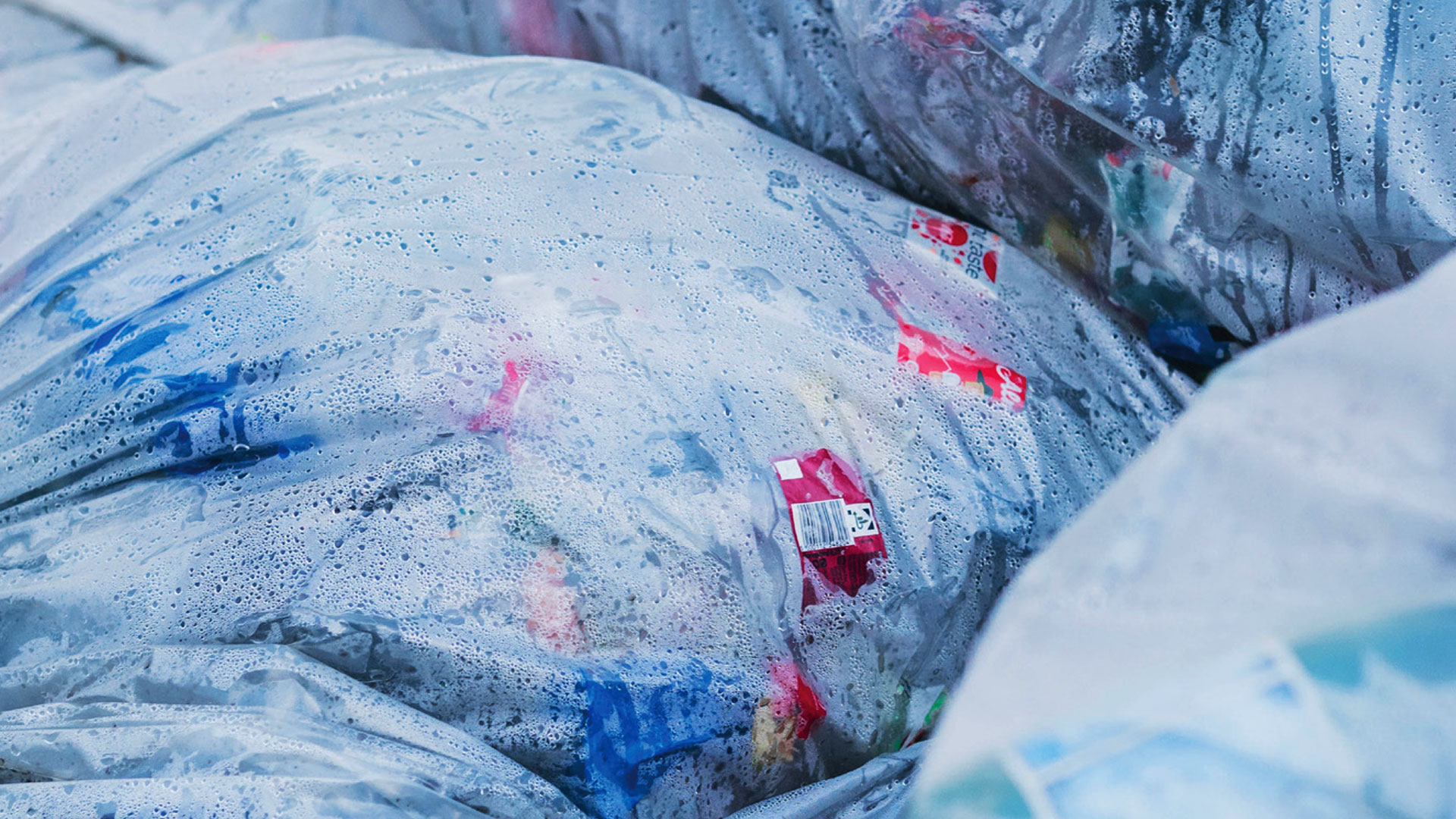 Plastsäckar fulla med plast. 