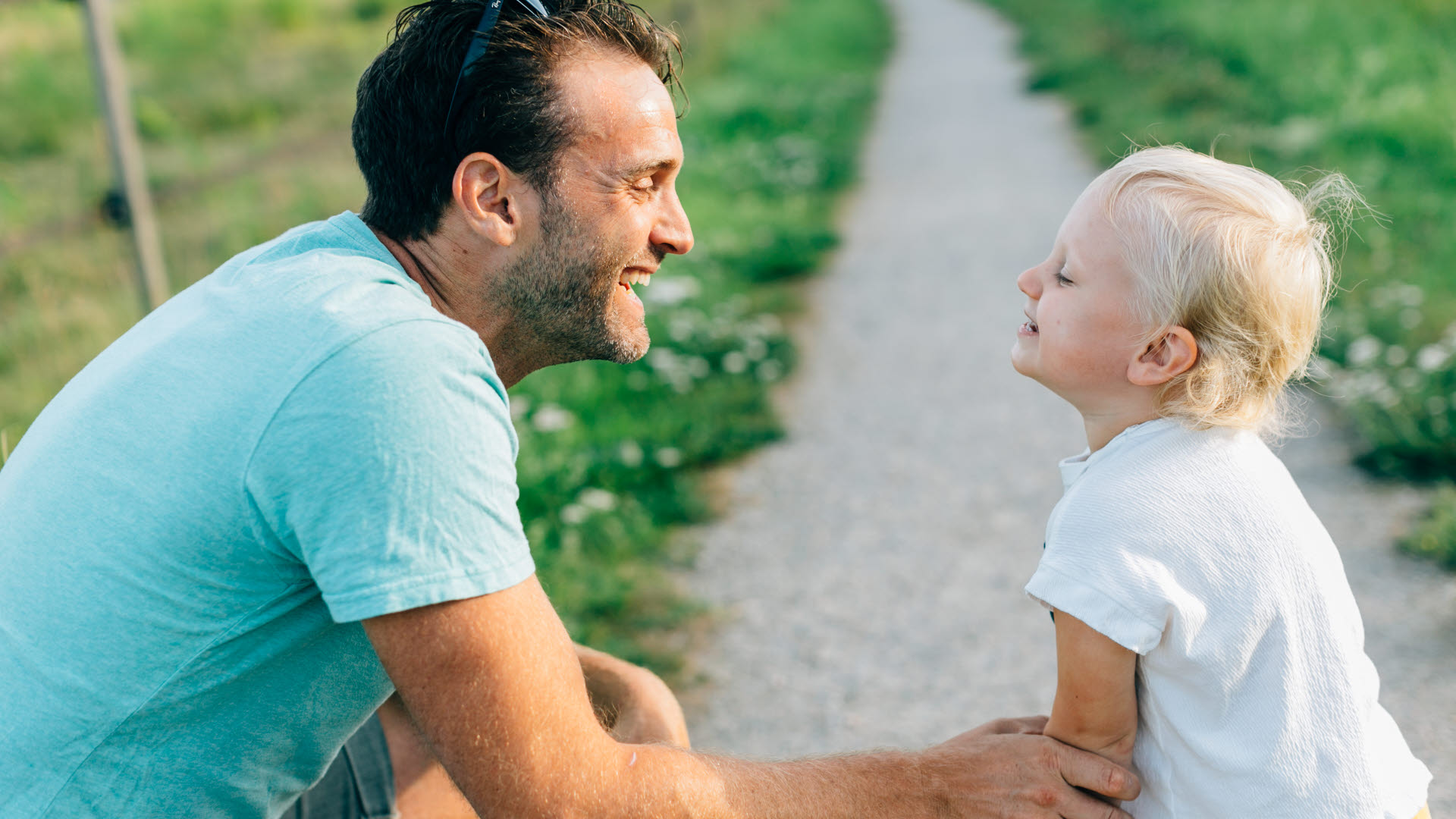 Pappa ute och leker med 3 åring, Ekerö, Stockholms län