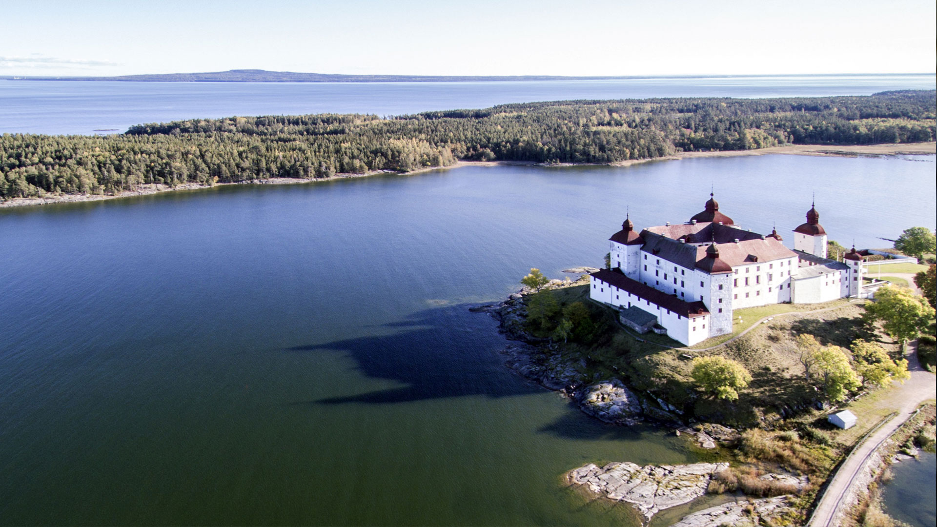 Flygbild över Läckö slott och Vänerskärgården, en del av Unescos Biosfärområde.