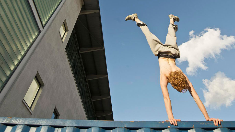 Person utför parkour.