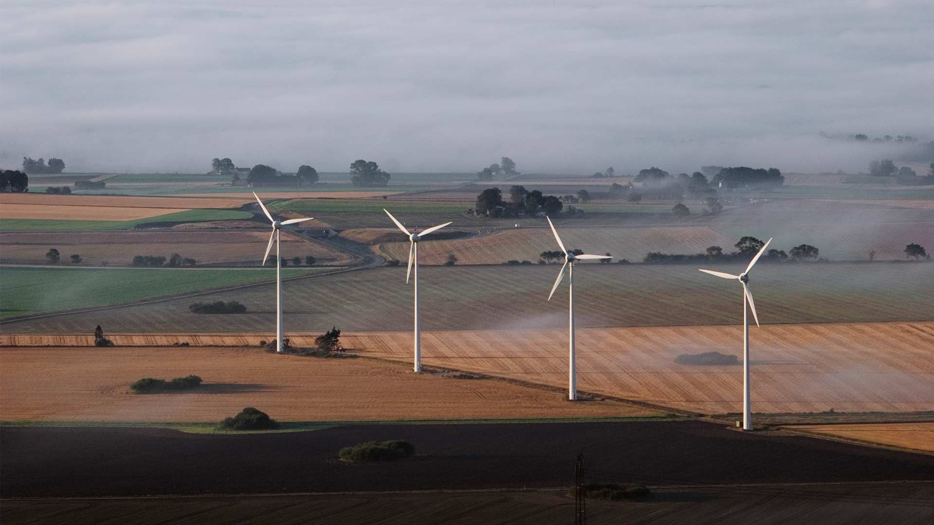 Flygbild över jordbrukslandskap med vindkraftverk, Eslöv, Skåne